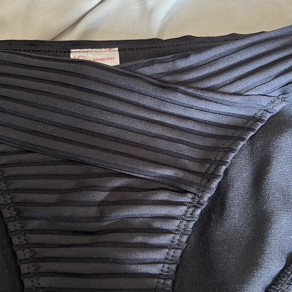 🌻Black bikini bottoms🌻 - Picture 2 of 4